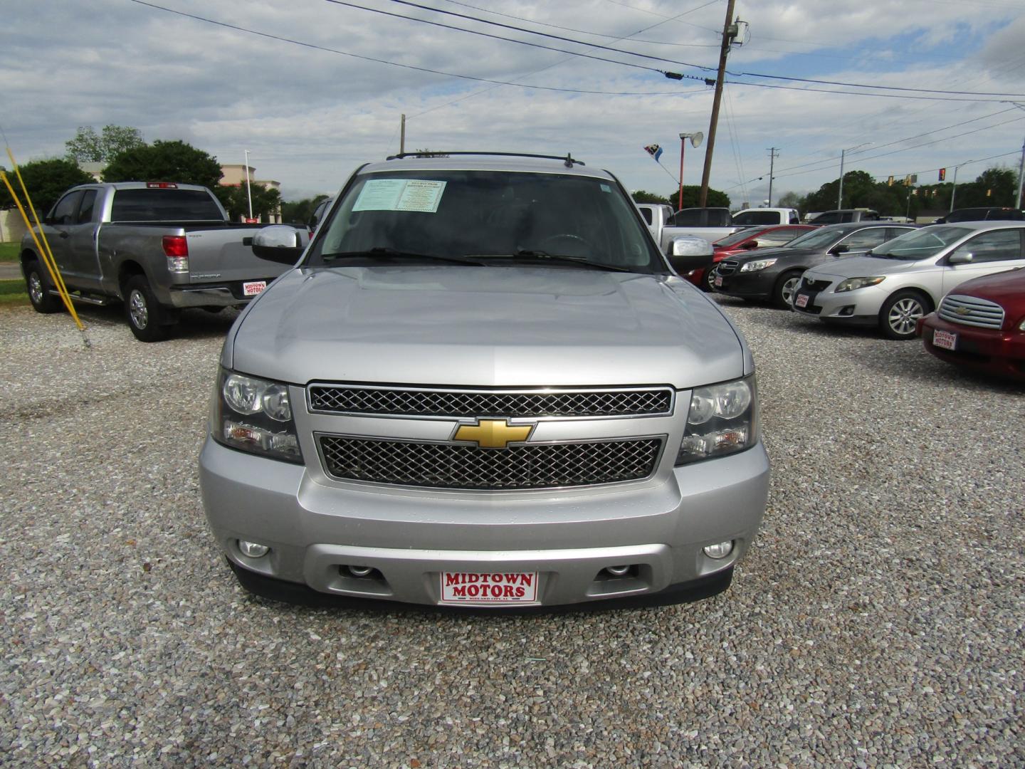 2013 Silver /Gray Chevrolet Tahoe (1GNSCBE04DR) with an V8 engine, Automatic transmission, located at 15016 S Hwy 231, Midland City, AL, 36350, (334) 983-3001, 31.306210, -85.495277 - Photo#1